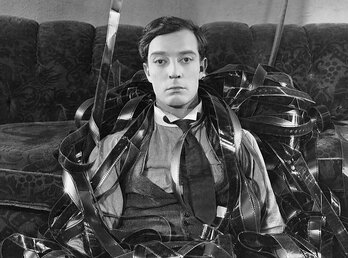 El siempre genial e impasible Buster Keaton en 'El modernos Sherlock Holmes'.