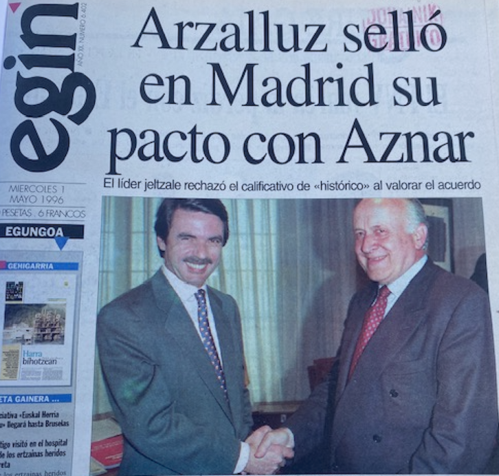 El apretón de manos entre Aznar y Arzalluz.