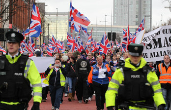 Unionistas ondean banderas británicas durante una manifestación celebrada el sábado en Belfast. (Peter MUHLY/AFP)