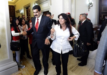 La procuradora general, Cilia Flores, juntoa al vicepresidente venezolano, Nicolas Maduro. (Juan BARRETO/AFP)
