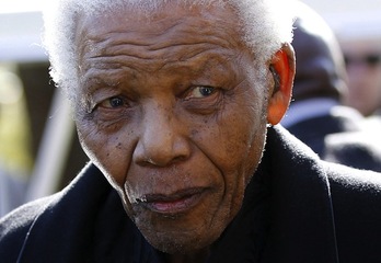 El expresidente sudafricano y líder de la lucha antiapartheid Nelson Mandela. (Siphiwe SIBEKO/AFP PHOTO)