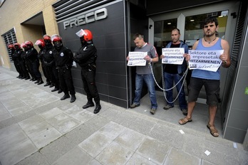 Delegados de LAB se han encadenado en la sede del CRL en Gasteiz. (Juanan RUIZ/ARGAZKI PRESS)