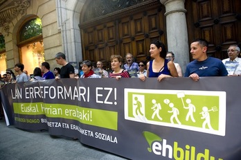 Concentración de EH Bildu frente a la sede de Confebask. (Marisol RAMIREZ/ARGAZKI PRESS)