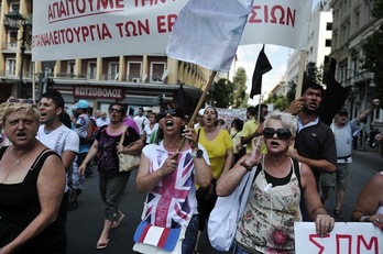 Manifestación contra la política económica del Gobierno griego, ayer en Atenas. (Louisa GOULIAMAKI/AFP PHOTO)