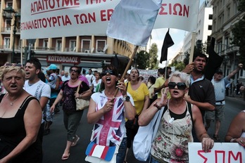 Trabajadores griegos se manifiestan el sábado en Atenas en defensa de sus puestos de trabajo. (Louisa GOULIAMAKI/AFP) 