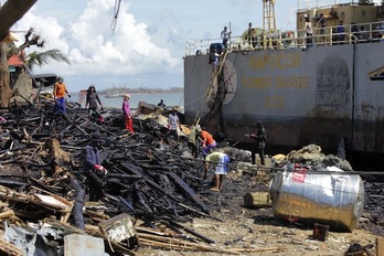Tareas de limpieza tras la destrucción causada por el tifón. (Tara YAP / AFP PHOTO)