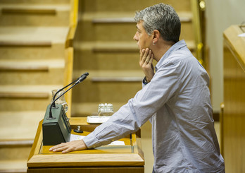 Oskar Matute en el Parlamento de Gasteiz. (Juanan RUIZ / ARGAZKI PRESS)
