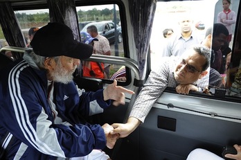 Fidel Castro saluda a un hombre desde el interior de su vehículo. (AFP)