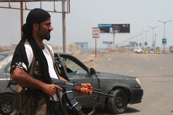 Un miliciano huthí en una calle de Adén. (Saleh AL-OBEIDI/AFP) 