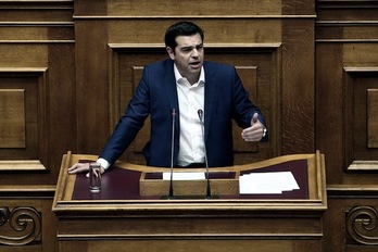 El primer ministro griego, Alexis Tsipras, durante una alocución ante el Parlamento. (Angelos TZORTZINIS/AFP PHOTO)