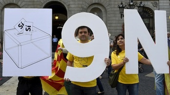 Activistas en una movilización a favor de la consulta del 9N. (Lluís GENÉ/AFP)