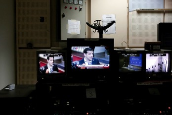 El primer ministro, Alexis Tsipras, en un monitor de la sala de control de la televisión pública griega. (Angelos TZORTZINIS/AFP) 