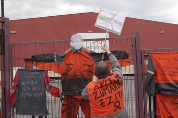 Protesta de los trabajadores a las puertas de Arcelor Zumarraga. (Gotzon ARANBURU/ARGAZKI PRESS)