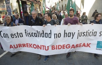 Delegado de ELA, en la manifestación. (Jagoba MANTEROLA/ARGAZKI PRESS)