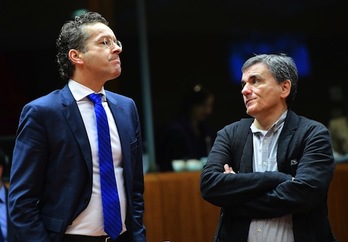 Jeroen Dijsselbloem y Euclides Tsakalotos, en una imagen de archivo. (Emmanuel DUNAND/AFP)