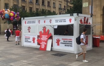 Imagen del punto de informción sobre agresiones sexistas en sanfermines.