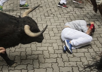 Un corredor caído se cubre ante la llegada de un Jandilla. (Jagoba MANTEROLA/FOKU)