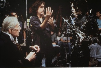Vincent Price, Tim Burton y Johnny Depp en el rodaje de «Eduardo Manostijeras». (20TH CENTURY FOX)