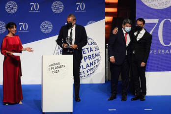 El trío creador de Carmen Mola, al recibir el premio Planeta. (Josep LAGO / AFP) 