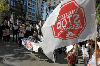Imagen de archivo de una movilización de Stop Desahucios en Donostia.