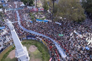 Vista aérea de la Plaza de Mayo de Buenos Aires, donde miles de argentinos recordaron el 48 aniversario del golpe de Estado.