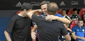 Iñigo Pérez se abraza con Jagoba Arrasate cuando el iruindarra era todavía segundo técnico de Andoni Iraola en el Rayo.