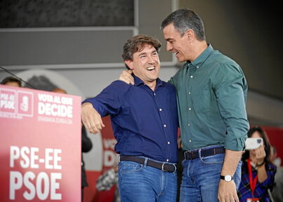 El candidato del PSE , Eneko Andueza, y el presidente del Gobierno español, Pedro Sánchez.