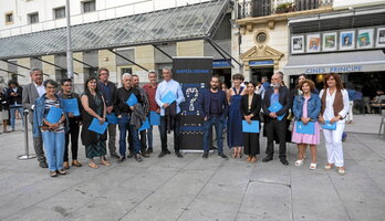 Ander Iriarte, junto a Paco Etxeberria y los representantes de agentes políticos y sociales que asistieron a la proyección de “Karpeta urdinak” en Zinemaldia.