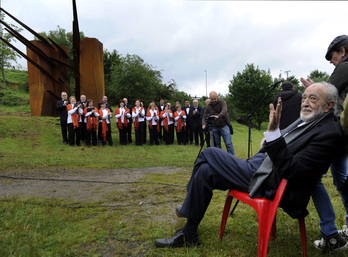 2013ko maiatzean, Meatzaldean inauguratu zuen Basterretxeak bere azken eskultura publikoa.