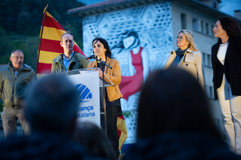 Sílvia Orriols habla desde el estrado en el acto de inicio de campaña de Aliança Catalana.