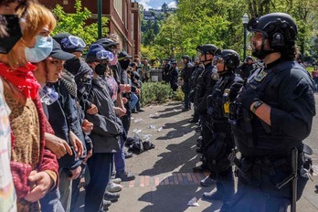 Manifestantes propalestinos, frente a un cordón policial, tras se expulsados de la bibiloteca de la Universidad de Portland, en Oregon.