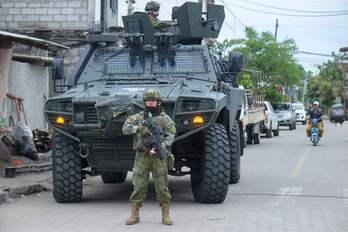 Fuerzas militares en las calles de Olón, en Ecuador, en la jornada del referéndum.