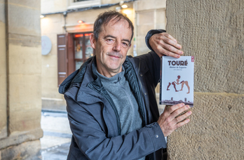 Jon Arretxe posa con su última novela de la saga del detective Touré.