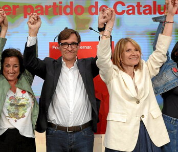 A la izquierda, Salvador Illa (PSC), vencedor ayer. A la derecha, Carles Puigdemont, que mejoró resultados.