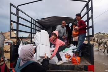 Una familia se prepara para abandonar Rafah.