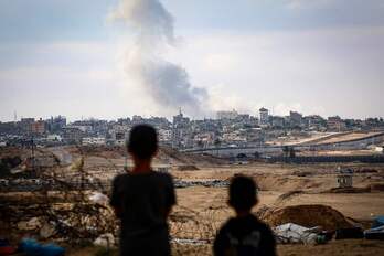 Dos niños observan en Rafah el humo de los bombardeos.