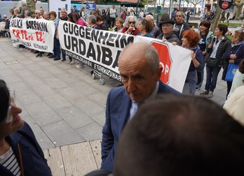 Protesta contra el proyecto de Guggenheim de Urdaibai, ayer en Bermeo ante el consejero Erkoreka.